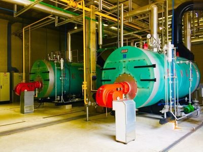 Caldeiras a vapor gêmeas com queimadores instalados