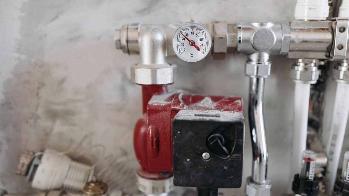 Válvula e manômetro de sistema de aquecimento industrial